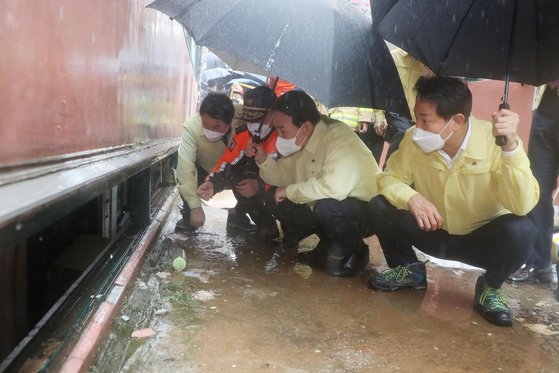 尹錫悦大統領が９日にソウル・新林洞の半地下住宅浸水被害現場を視察している。ここでは発達障害の姉と小学校６年生の娘、彼女らを扶養した４０代の女性が水に飲まれ死亡する事故が起きた。［写真　大統領室写真記者団］