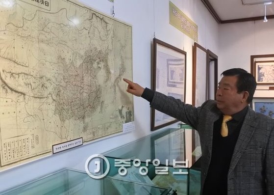 ヤン・ジェリョン館長が独島が韓国領土であることを表示した日本軍の地図である「日清韓軍用精図」について説明している。２０１６年撮影。［中央フォト］