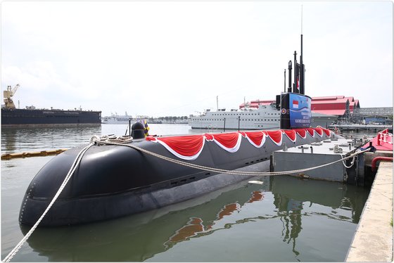 大宇造船海洋が２０１１年にインドネシア国防省から受注した１４００トン級潜水艦３隻のうち２番艦の引き渡し式を２０１８年４月に慶尚南道巨済の玉浦造船所で行った。この潜水艦はドイツから技術を伝授され大宇造船海洋が独自開発した韓国初の輸出型潜水艦で、インドネシア国防省と２次契約をした潜水艦も同級だ。［写真　大宇造船海洋］