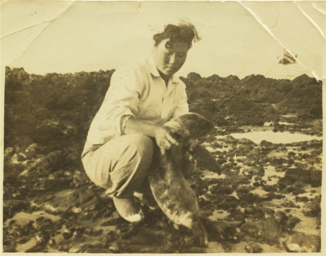 １９５０年代末の独島でのキム・ゴンジャさんとアシカのこども。［写真　慶尚北道］