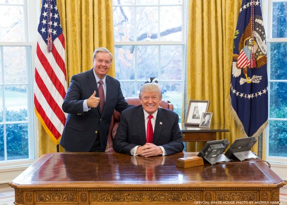リンゼー・グラム議員がトランプ氏の大統領在任当時に「大統領、誕生日おめでとう」としてフェイスブックに載せた写真。ホワイトハウス執務室の「決断の机」だ。
