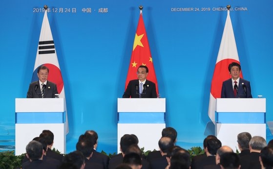 ２０１９年１２月２４日、韓日中首脳会談の後、四川省成都世紀城国際会議センターで共同発表が行われた。左側から文在寅（ムン・ジェイン）大統領、李克強首相、安倍首相。　［中央フォト］