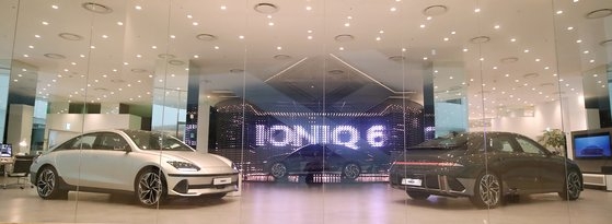 ヒョンデ（現代自動車）は２２日から営業店で事前契約を始めた新しい電気自動車「アイオニック６」の初日の契約台数を３万７４４６台と発表した。　［写真＝ヒョンデ］