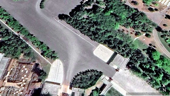 北朝鮮の金正恩（キム・ジョンウン）国務委員長の執務室である１５号官邸付近の西城（ソソン）通りで地下施設入口に通じる道路の上に大型車両が通った跡が見える。今年５月に撮影した衛星写真だ。［写真　ＮＫリーダーシップウォッチ　ホームページ　キャプチャー］