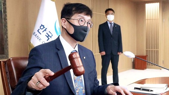 ２５日、ソウル中区の韓銀で金融通貨委員会本会議を開いた李昌ヨン（イ・チャンヨン）総裁。　写真＝共同取材団