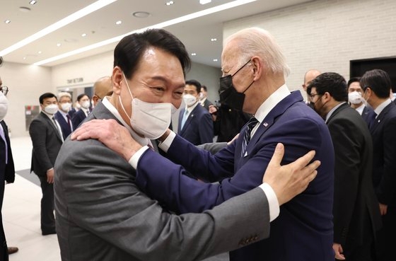 今年５月、京畿道平沢（ピョンテク）のサムスン電子半導体工場で抱き合ってあいさつするバイデン米大統領と尹錫悦（ユン・ソクヨル）大統領。　大統領室写真記者団.