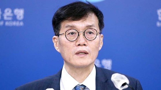 韓国銀行のイ·チャンヨン総裁が２５日午前、ソウル中区（チュング）の韓国銀行で開かれた記者懇談会で基準金利の引き上げなどを説明している。［写真　共同取材団］