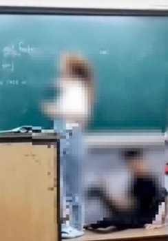 今月２６日、動画プラットフォーム「ＴｉｋＴｏｋ」に忠清南道（チュンチョンナムド）のある中学校の教室で男子生徒が教壇に寝転がって、授業中の女性教師を下から撮影する映像がネット上に公開されて物議をかもした。［写真　ＴｉｋＴｏｋ　キャプチャー］