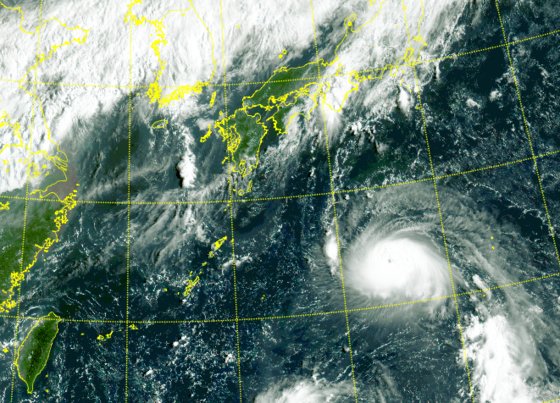 韓国の気象衛星「千里眼」から見た台風１１号「ＨＩＮＮＡＭＮＯＲ（ヒンナムノー）」の様子。［写真　韓国気象庁］