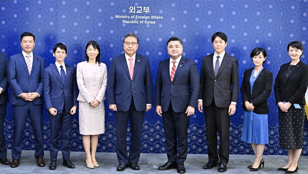 朴振（パク・ジン）外交部長官（左から４人目）と立憲民主党の議員