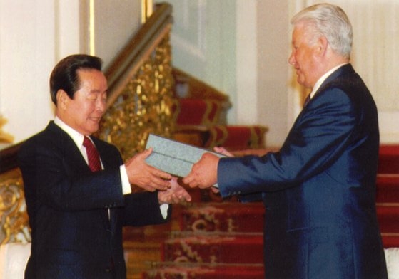 １９９４年、韓露首脳会談で金泳三（キム・ヨンサム）大統領がエリツィン大統領から韓国戦争（朝鮮戦争）記録の複写本を受け取っている。この記録には北朝鮮の「南侵（南への侵略）」事実が明示されている。［写真　中央フォト］