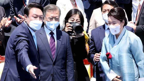 尹錫悦大統領が５月１０日に国会で開かれた大統領就任式を終え、離任する文在寅前大統領を見送っている。キム・ソンリョン記者