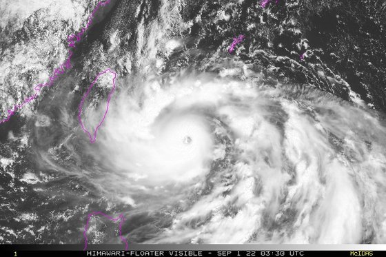 １日昼、台湾付近の海域まで移動した台風１１号　［米海洋大気局（ＮＯＡＡ）］