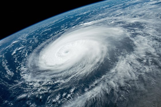 先月３１日、国際宇宙ステーション（ＩＳＳ）から見た台風１１号「ＨＩＮＮＡＭＮＯＲ（ヒンナムノー）」の様子。 韓国気象庁は今回の台風の影響で今月６日まで韓国のほとんどの地域で強い集中豪雨と強風、海上ではしけやと高波があると予告した。［写真　ＮＡＳＡ］