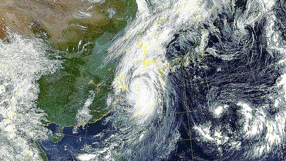 気象衛星「千里眼２Ａ号」が５日に捉えた台風１１号の様子。台風の目がはっきりと観察されるほど強力な威力を誇示している。［写真　気象庁］