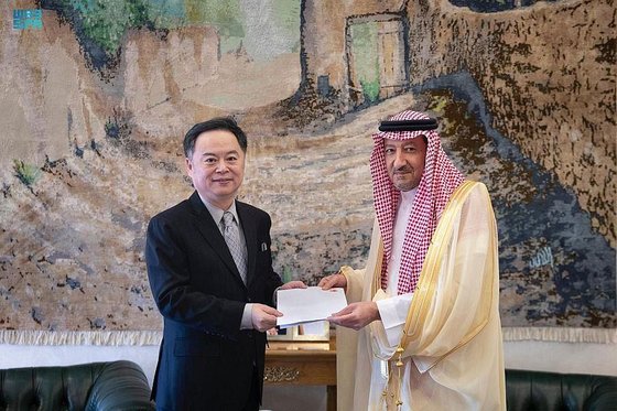 今月５日、中国の陳偉慶サウジアラビア大使がリヤド外交部庁舎でワリド・ビン・アブドルカリーム・アール＝フライジ外交部次官に習近平国家主席の親書を手渡している。［写真　サウジアラビア外交部サイト］