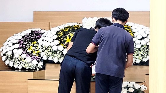 ７日午後２時ごろ、慶尚北道浦項北区の慶尚北道浦項医療院の葬儀場でＡ君（１５）の友達が弔問している。アン・デフン記者