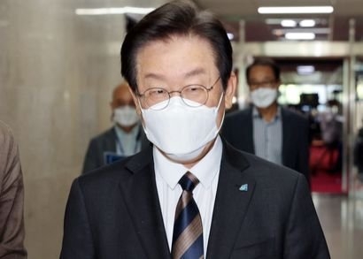 韓国野党「共に民主党」の李在明（イ・ジェミョン）代表が６日午後、ソウル汝矣島（ヨイド）国会で党代表室に移動して取材陣の質問を受けている。［写真　キム・ギョンロク記者］