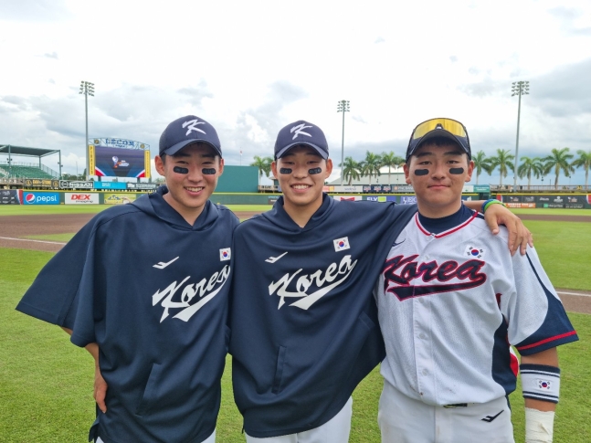 日本戦で活躍したユン・ヨンチョル、キム・ジョンウン、キム・ドンホン（左から）　写真＝大韓野球ソフトボール協会
