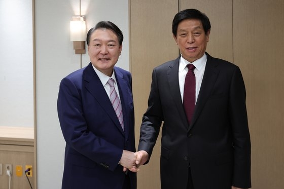尹錫悦（ユン・ソクヨル）大統領が１６日、龍山大統領室庁舎で栗戦書全人代常務委員長に会った。　大統領室提供
