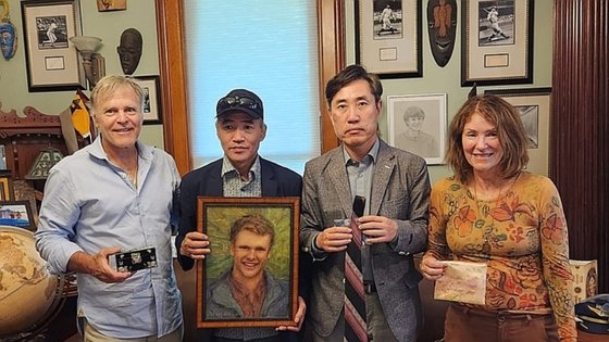 西海上で北朝鮮軍に射殺されたイ・デジュンさんの実兄・イ・レジンさん（左から２番目）と国民の力の河泰慶議員（左から３番目）が、北朝鮮で抑留されて亡くなった米国人大学生のオットー・ワームビア氏両親の自宅を１７日（現地時間）訪問した。［写真　河泰慶議員のフェイスブック］