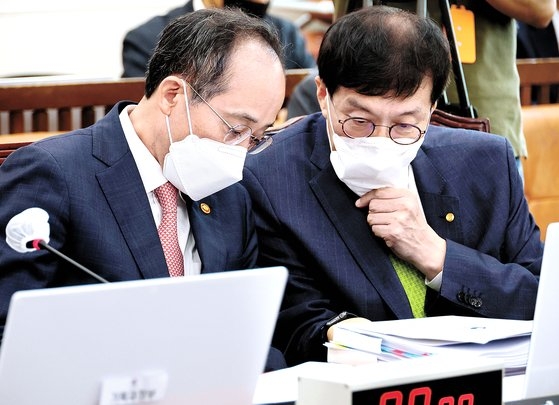 秋慶鎬（チュ・ギョンホ）経済副首相兼企画財政部長官（左）と李昌ヨン（イ・チャンヨン）韓国銀行総裁