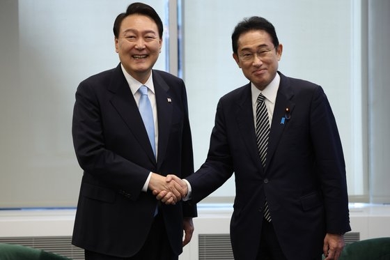 韓国大統領室が２２日に提供した尹錫悦（ユン・ソクヨル）大統領と岸田文雄首相の写真。２人の表情はどちらも明るい。［写真　韓国大統領室］