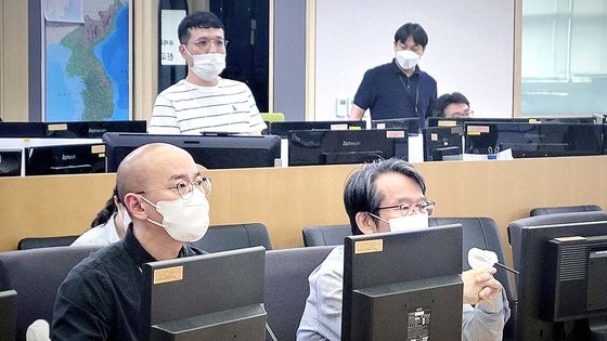 ２０日午後、ソウルの気象庁国家気象センターで予報会議が開かれている。［写真　気象庁］