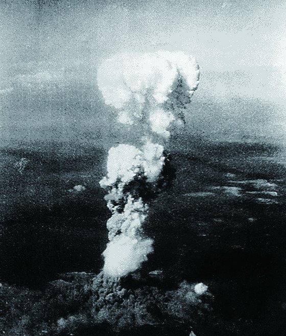 １９４５年８月６日、広島上空で原子爆弾の爆発によって煙が立ち上っている。当時米国が広島に投下した原子爆弾は１５キロトンだったが現在の開発された核兵器はこの規模を数十倍、数百倍上回る。［写真　中央フォト］