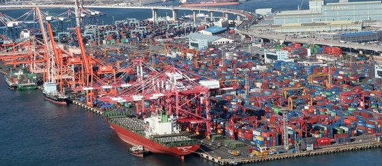 昨年１２月１日、釜山南区（プサン・ナムグ）戡湾（カムマン）ふ頭で輸出用コンテナ船舶に船積みをしている。ソン・ポングン記者