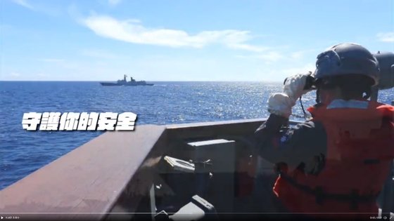 台湾国防部は８月６日、駆逐艦「馬公」が中国護衛艦「馬鞍山」を監視する映像を公開し、対抗姿勢を鮮明にしている。　［写真＝台湾国防部　ツイッター映像　キャプチャー］