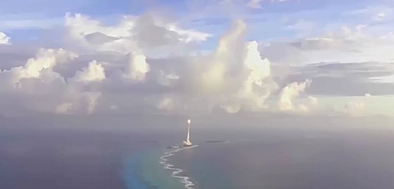 国防部が２月２８日、当時の徐旭（ソ・ウク）国防長官の主宰で開いた全軍指揮官会議で公開した映像物の長距離迎撃ミサイルＬ－ＳＡＭを紹介する画面。米ミサイル防衛局（ＭＤＡ）が太平洋のクェゼリン環礁から大陸間弾道ミサイル（ＩＣＢＭ）中間段階迎撃ミサイルの試験発射をした２０１７年５月３０日公開の映像を無断で挿入した。　国防部広報映像キャプチャー