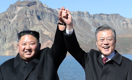 ２０１８年９月２０日、当時韓国の文在寅（ムン・ジェイン）大統領と北朝鮮の金正恩（キム・ジョンウン）国務委員長が白頭山天池（ペクドゥサン・チョンジ）に立って記念撮影をしている。［写真　平壌（ピョンヤン）写真共同取材団］