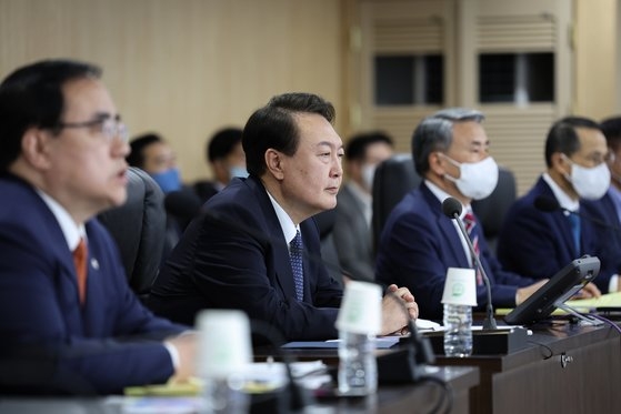 尹錫悦大統領が４日、緊急国家安全保障会議（ＮＳＣ）で報告を受けている。［写真　大統領室］