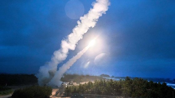 ６月６日、韓米が北朝鮮ミサイル挑発に比例して地対地ミサイルを発射する様子。［写真　韓国合同参謀本部］
