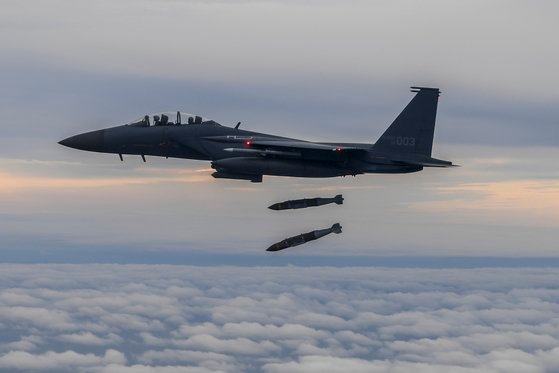 韓国空軍が空対地統合直接攻撃弾を投下する精密爆撃訓練を行っている。［写真　合同参謀本部］