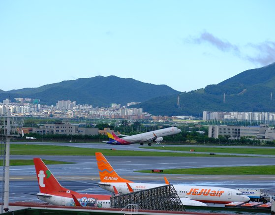 ９月に金浦国際空港から日本の羽田空港に向かう航空機が離陸している。韓国系航空会社は積極的に日本路線を増便している。［写真　韓国空港公社］