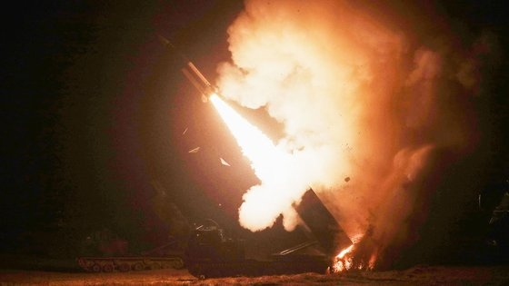 韓米軍当局が北朝鮮の中距離弾道ミサイル（ＩＲＢＭ）挑発に対応して５日午前、地対地ミサイル射撃をしている。［写真　合同参謀本部］