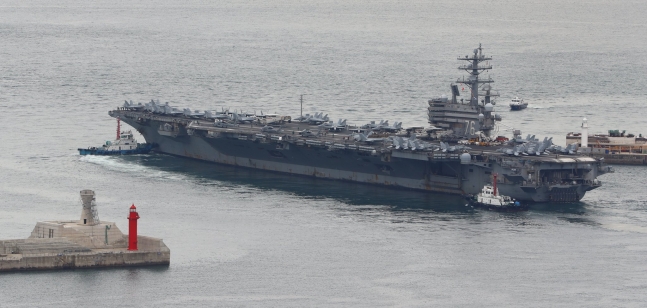 先月２６日午前、ロナルド・レーガンが韓米連合海上訓練に参加するために釜山作戦基地を出港している。ソン・ボングン記者