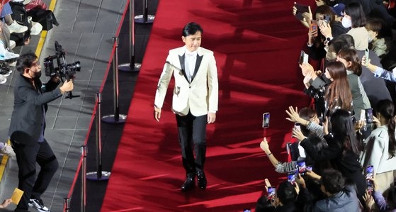 アジア最大の映画祭「第２７回釜山国際映画祭（ＢＩＦＦ）」の開幕式が５日夜、釜山海雲台区の映画の殿堂で開かれた。この日、今年のアジア映画人賞を受賞した香港の俳優梁朝偉がレッドカーペットに入場している。ソン・ボングン記者