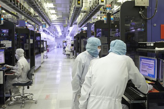 ＳＫハイニックスのメモリー半導体生産工程。［写真　ＳＫハイニックス］