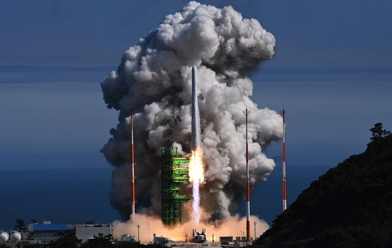 ６月２１日午後、全羅南道高興郡（コフングン）羅老宇宙センターで、国内技術で開発された韓国型ロケット「ヌリ号」（ＫＳＬＶ－II）の２回目の打ち上げが実施された。　写真＝共同取材団