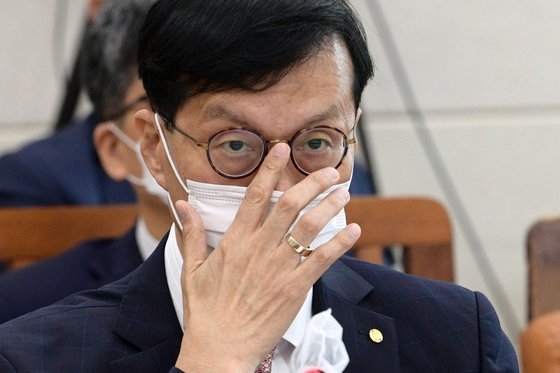 韓国銀行の李昌ヨン総裁が２６日に国会で開かれた企画財政委員会全体会議に出席し議員の質疑を聞きながらめがねを直している。キム・ギョンロク記者