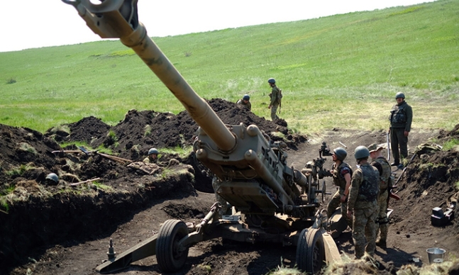 ウクライナ陸軍砲兵が米国から供与されたＭ７７７　１５５ミリ曲射砲を実戦配備した。ウクライナ国防省は１３日（現地時間）、この写真を公開し、米国国民に感謝の言葉を伝えた。　ウクライナ国防省　ツイッター