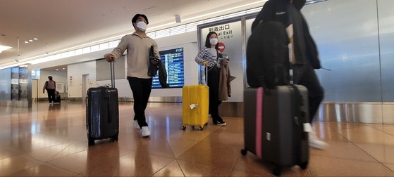 １１日午前、羽田空港に到着した韓国人観光客が入国ロビーに出てきている。キム・ヒョンイェ特派員