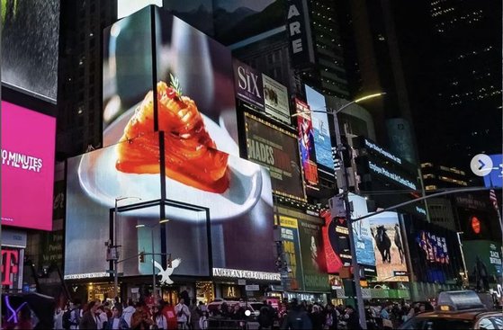 米ニューヨークにあるタイムズスクエア大型電光掲示板でキムチの映像が上映される場面。［写真　徐ギョン徳（ソ・ギョンドク）教授インスタグラム　キャプチャー］