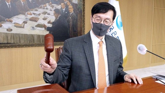 韓国銀行の李昌ヨン総裁が１２日午前に韓国銀行で開かれた金融通貨委員会本会議で会議を主宰している。［写真　韓国銀行］