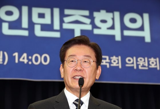 韓国野党「共に民主党」の李在明（イ・ジェミョン）代表が１０日午後、国会議員会館で開かれた「世界韓国人民主会議２０２２カンファレンス」で歓迎のあいさつを述べている。［写真　チャン・ジニョン記者］