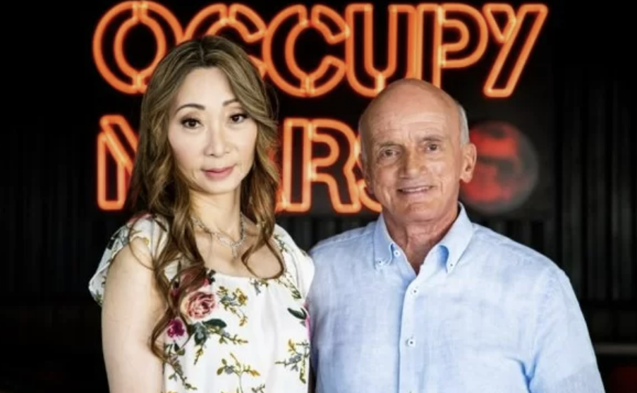 デニス・チトー氏（右）と章子さん（左）夫妻。［写真　ツイッター］