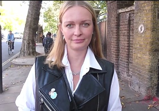 元モデルのクシェニア・マクシモワさんはロシアのウラジーミル・プーチン大統領が先月の部分動員令を宣言した後、海外に逃げようとするロシア人をサポートしている。［写真　ツイッター　キャプチャー］